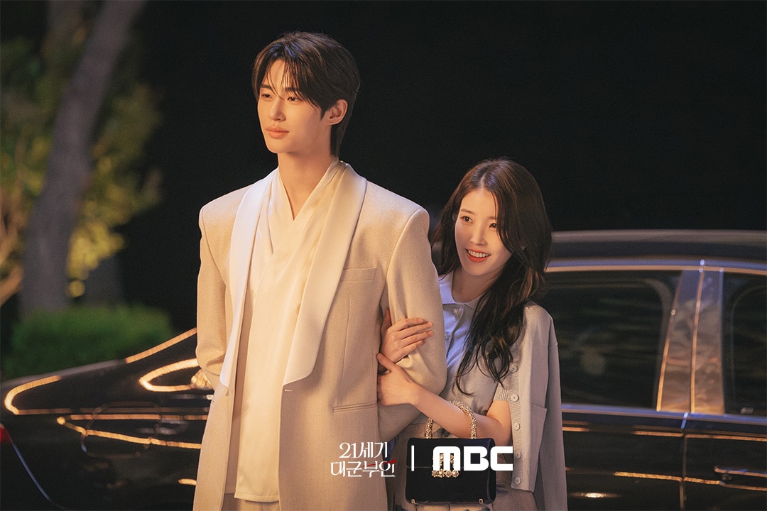 IU-Byeon-Woo-Seok-perfect-crown