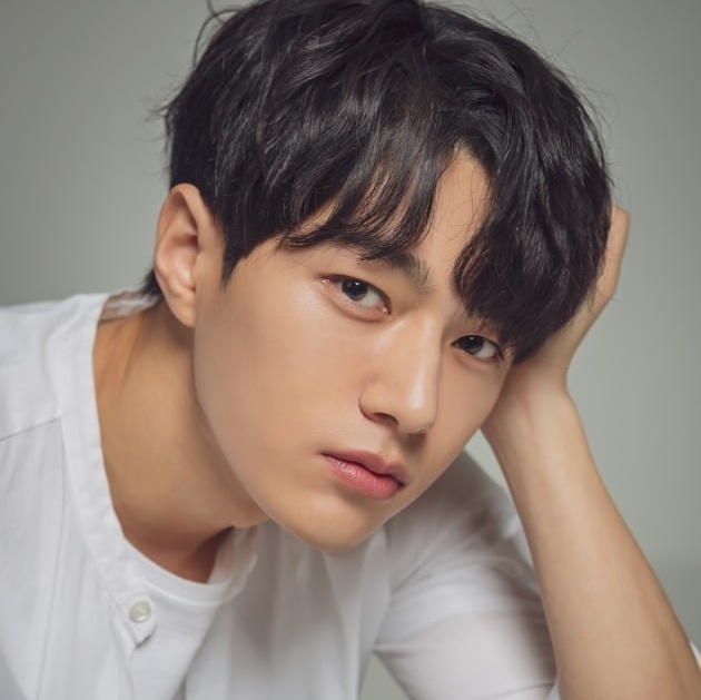 Kim Myung-soo (L)