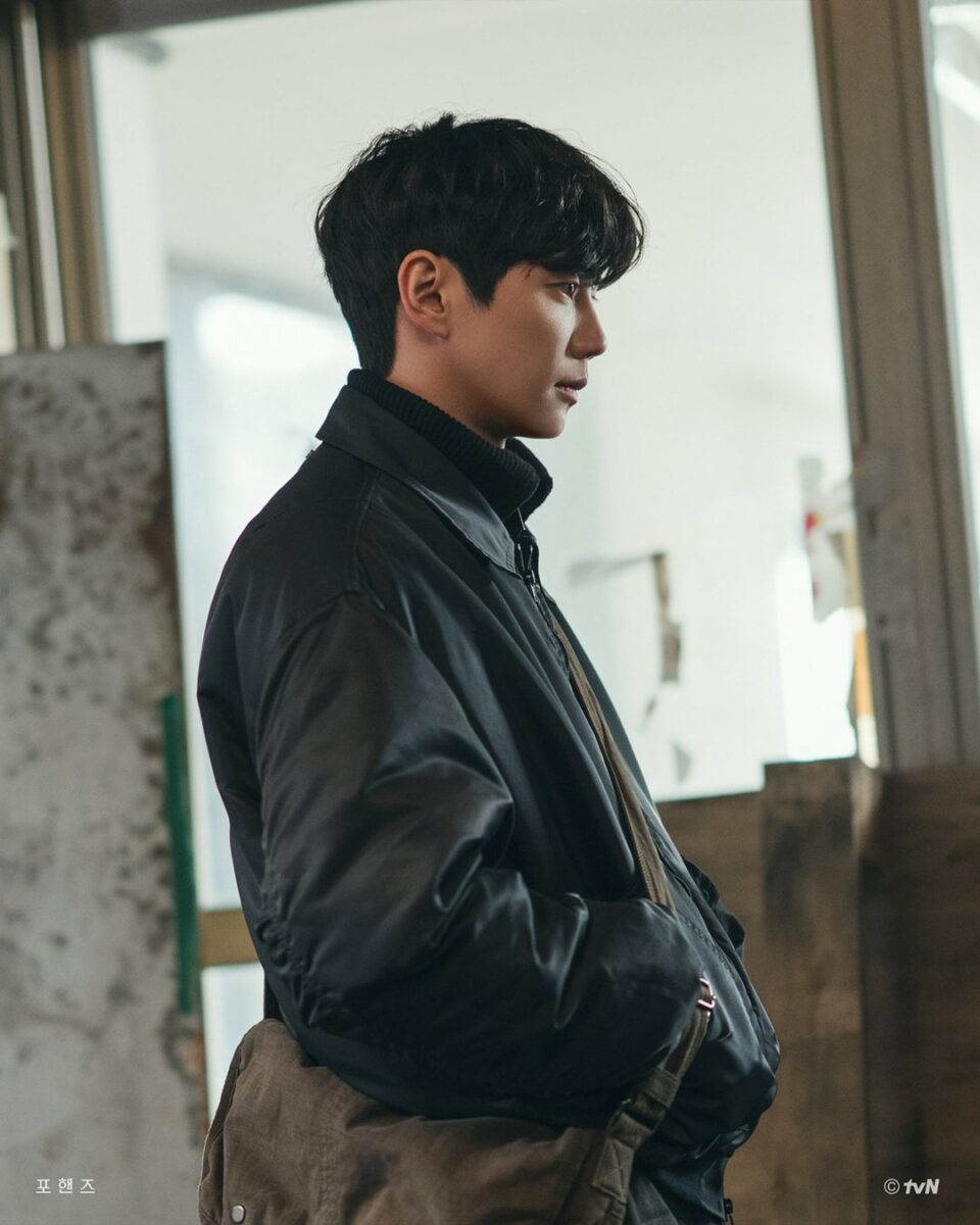 lee-jun-young-four-hands1