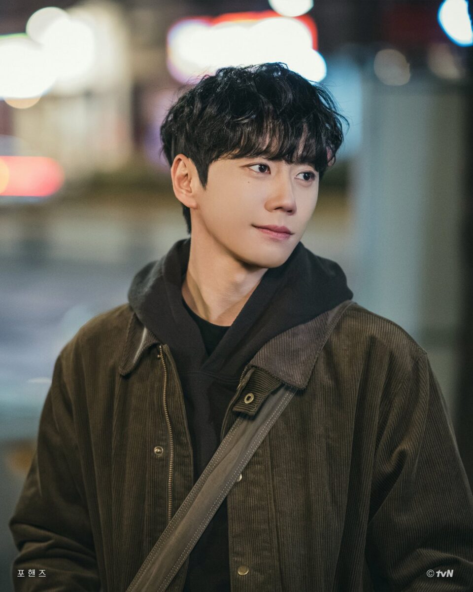 lee-jun-young-four-hands2